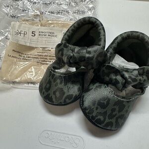 Freshly Picked Knotted Bow Moccasins - Black Leopard sz5